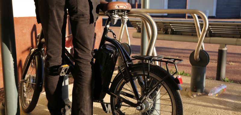 Les voitures de fonctions sont souvent présentées comme un grand avantage pour la mobilité de l’employé. Cependant, avec la hausse de l’utilisation du vélo, les entreprises commencent à réfléchir à donner un vélo de fonction à ses collaborateurs.