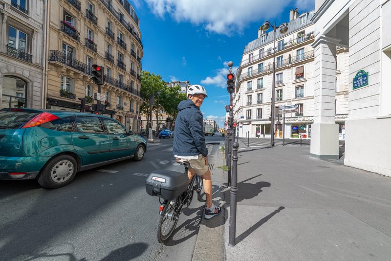 Voici 5 réflexes à vélo indispensables pour bien rouler en ville sans problème. Le cycliste n’est pas le seul utilisateur dans l’écosystème routier et il faut faire attention et respecter quelques règles.