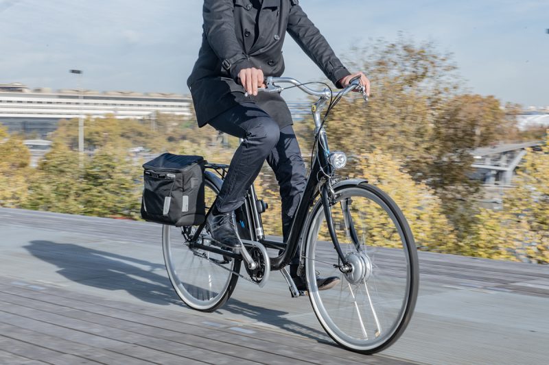Depuis mai 2020, les employeurs ont la possibilité de proposer à leurs employés des indemnités pour utiliser moins leur voiture et prendre des moyens de transports plus doux tels que le vélo pour les trajets domicile-forfait mobilités durables.